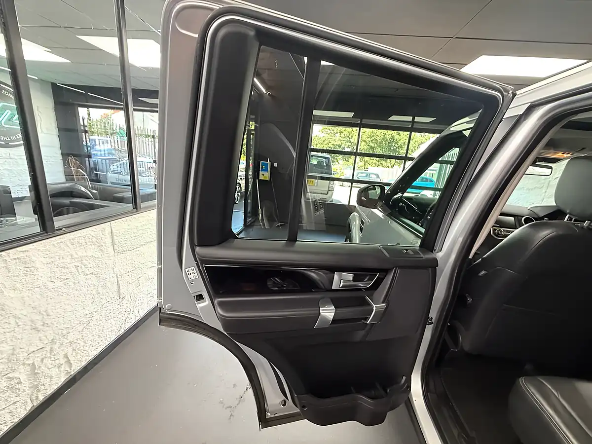 Used 2016 Land Rover Discovery 4 Landmark Silver - Interior and Exterior details 19