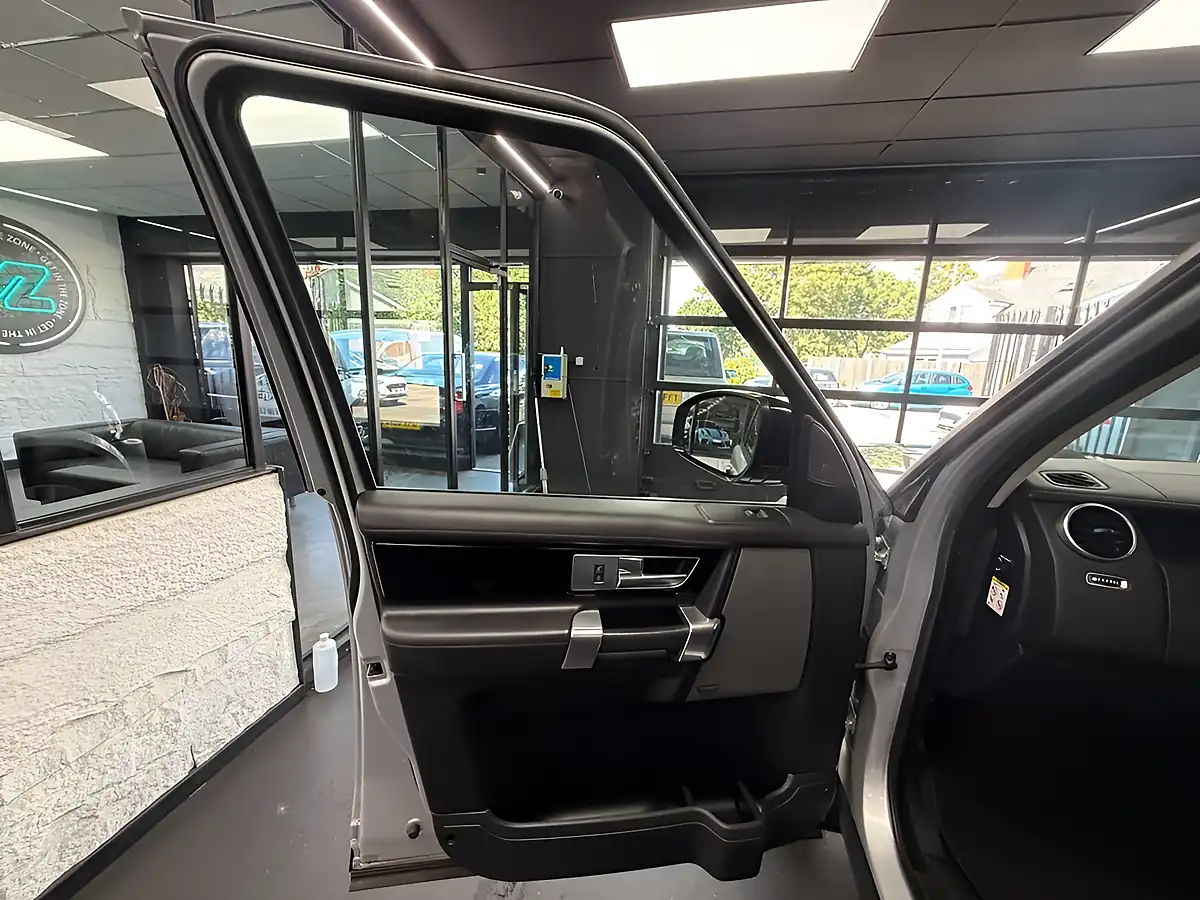 Used 2016 Land Rover Discovery 4 Landmark Silver - Interior and Exterior details 20
