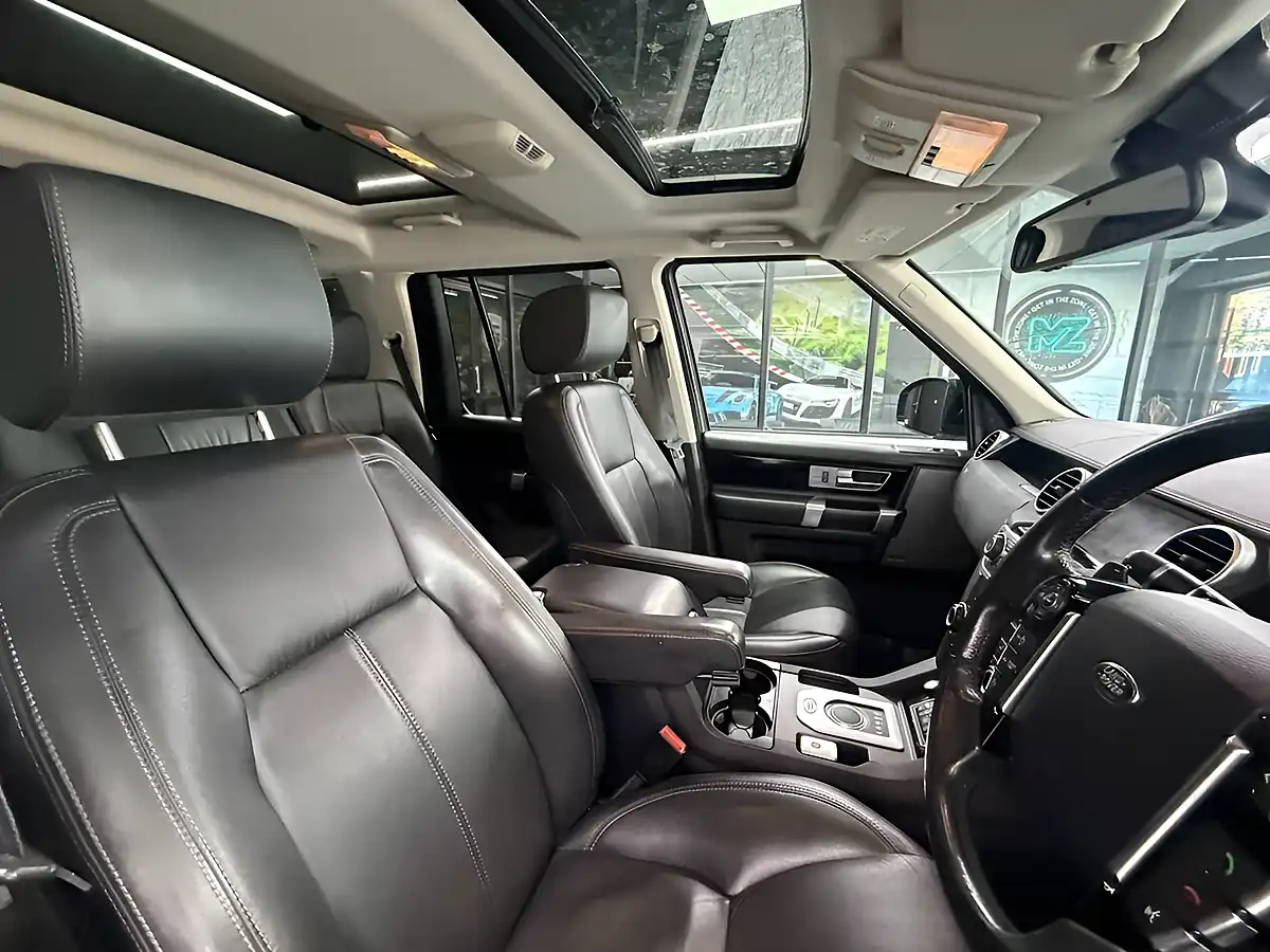 Used 2016 Land Rover Discovery 4 Landmark Silver - Interior and Exterior details 3