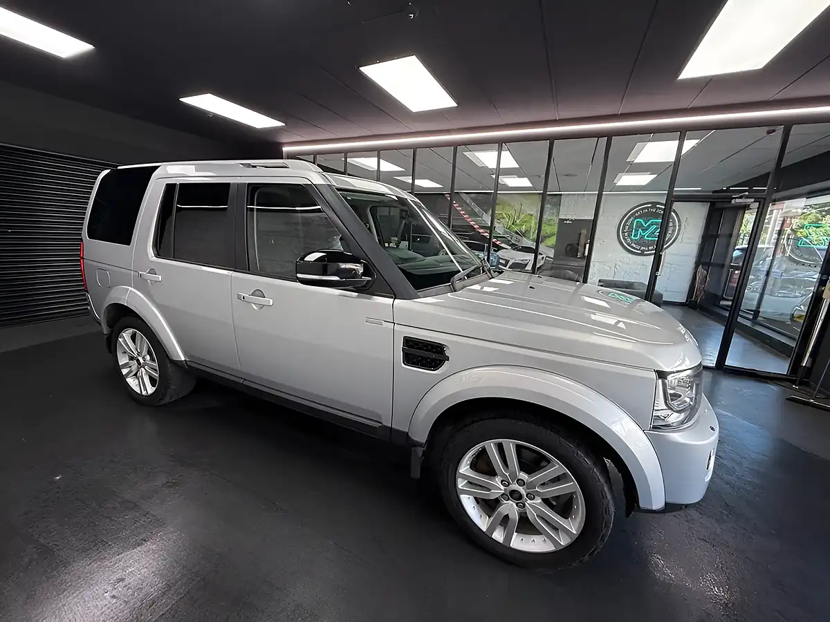 Used 2016 Land Rover Discovery 4 Landmark Silver - Interior and Exterior details 6