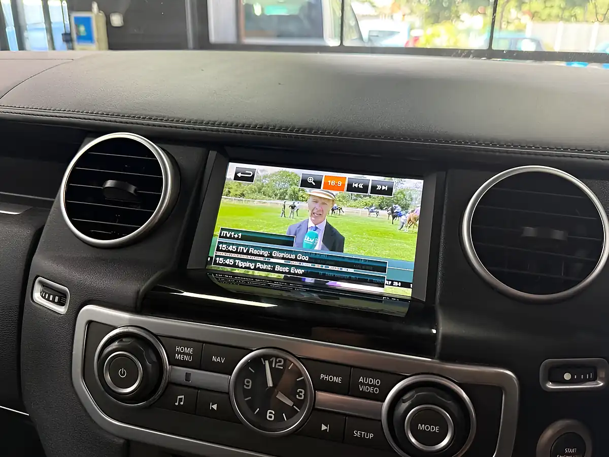 Used 2016 Land Rover Discovery 4 Landmark Silver - Interior and Exterior details 9