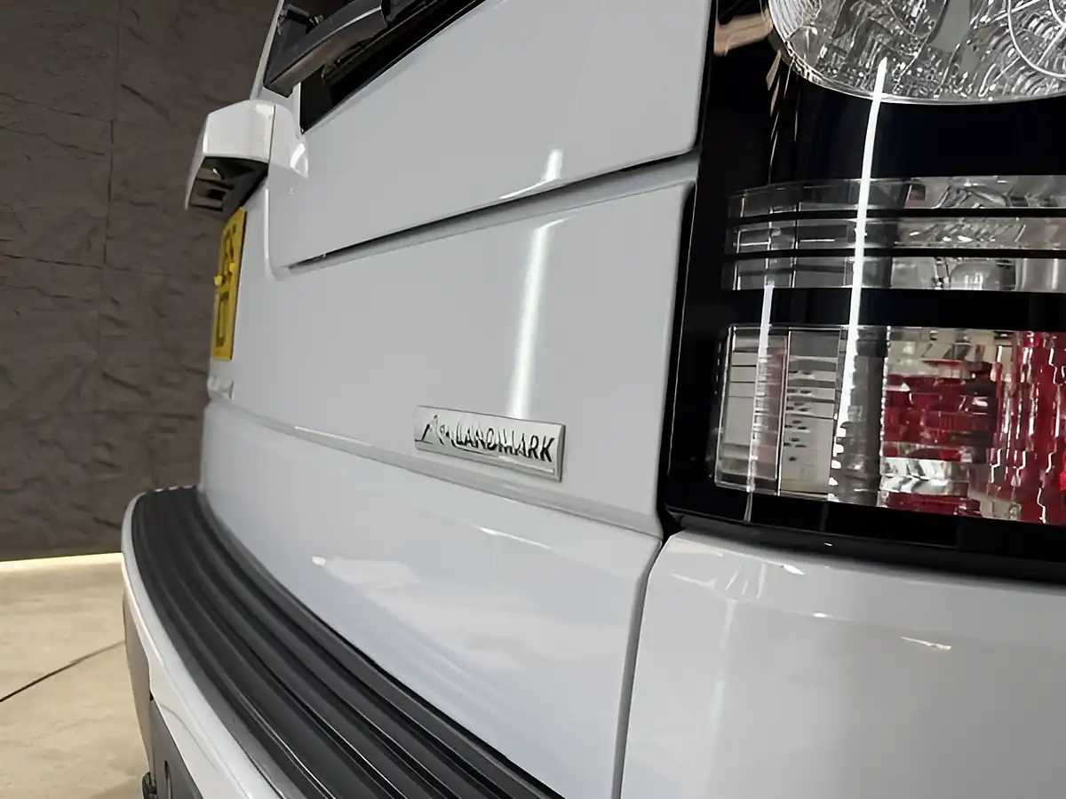 Used 2016 Land Rover Discovery 4 Landmark White - Interior and Exterior details 17