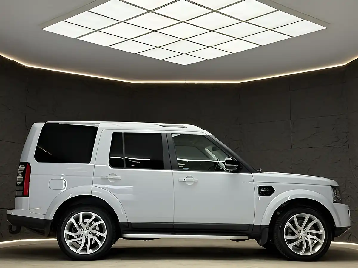 Used 2016 Land Rover Discovery 4 Landmark White - Interior and Exterior details 4