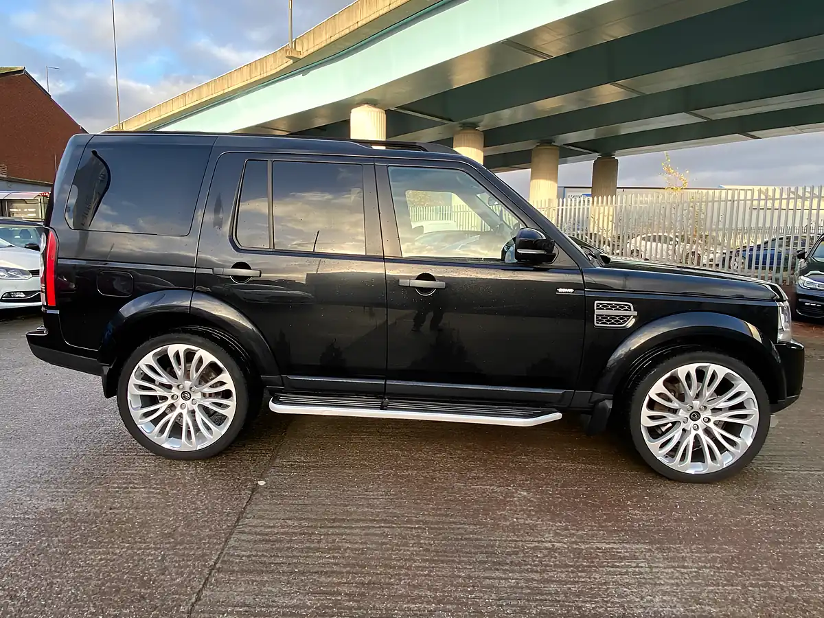 Used 2016 Land Rover Discovery 4 Se Black - Interior and Exterior details 12