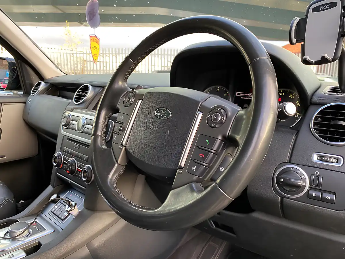 Used 2016 Land Rover Discovery 4 Se Black - Interior and Exterior details 14