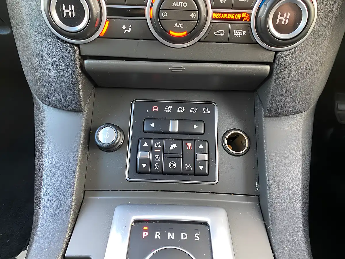Used 2016 Land Rover Discovery 4 Se Black - Interior and Exterior details 16