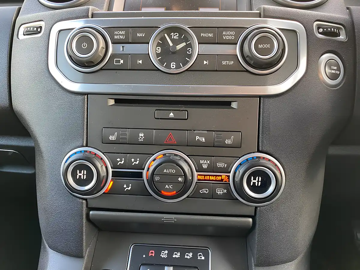 Used 2016 Land Rover Discovery 4 Se Black - Interior and Exterior details 17