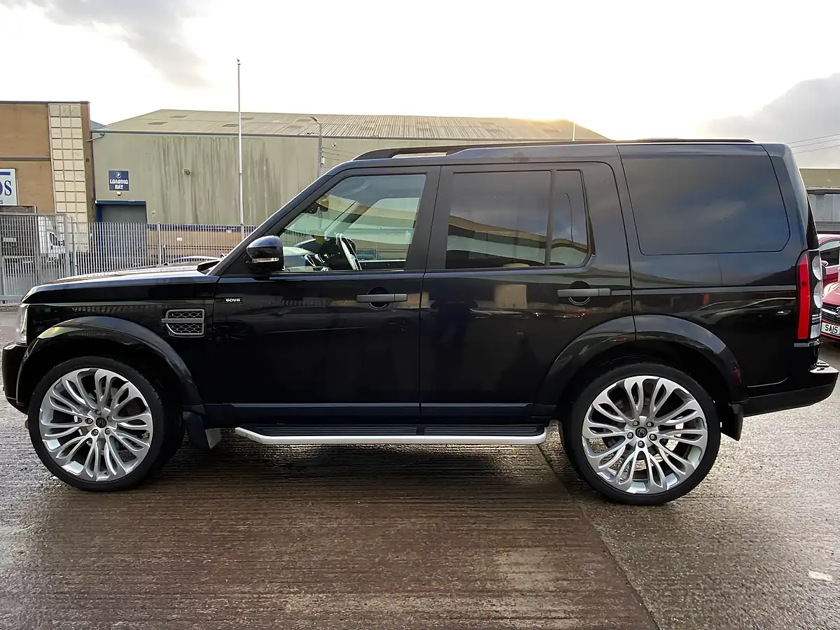 Used 2016 Land Rover Discovery 4 Se Black - Interior and Exterior details 8