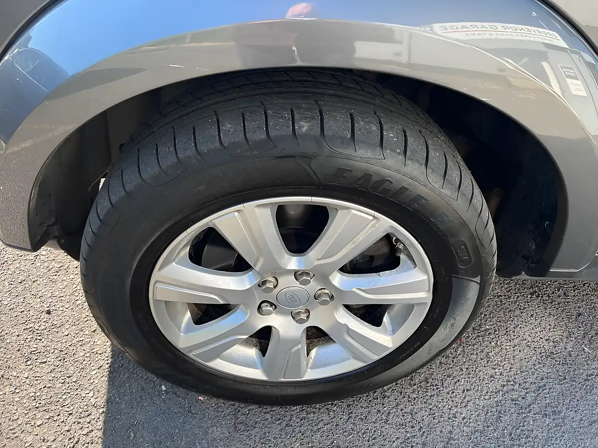 Used 2016 Land Rover Discovery 4 Se Tech Corris Grey - Interior and Exterior details 16