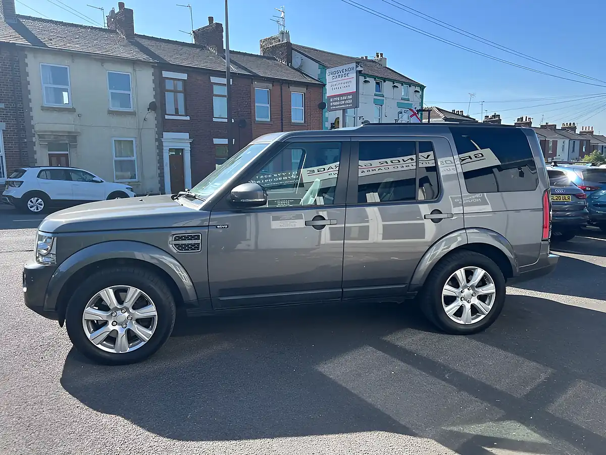 Used 2016 Land Rover Discovery 4 Se Tech Corris Grey - Interior and Exterior details 4