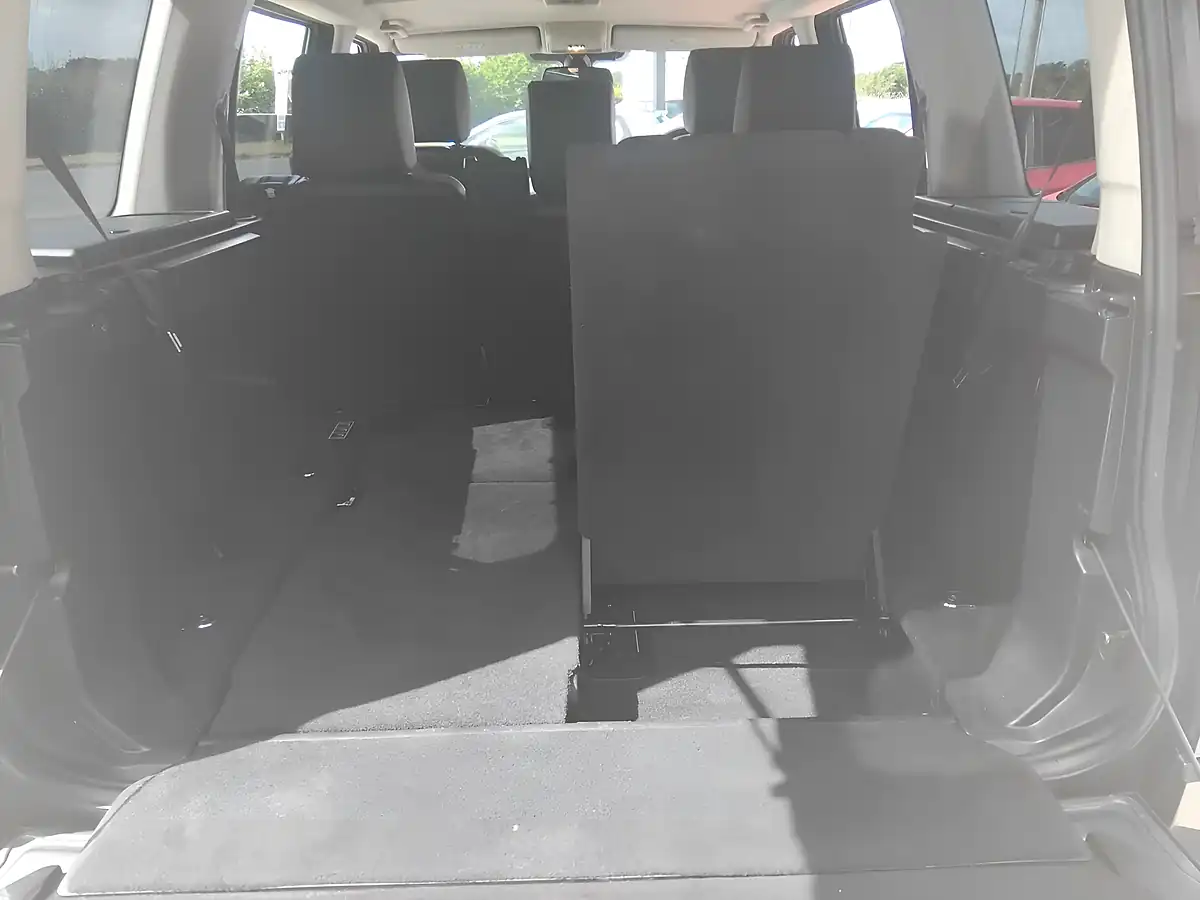Used 2016 Land Rover Discovery Graphite Grey - Interior and Exterior details 18