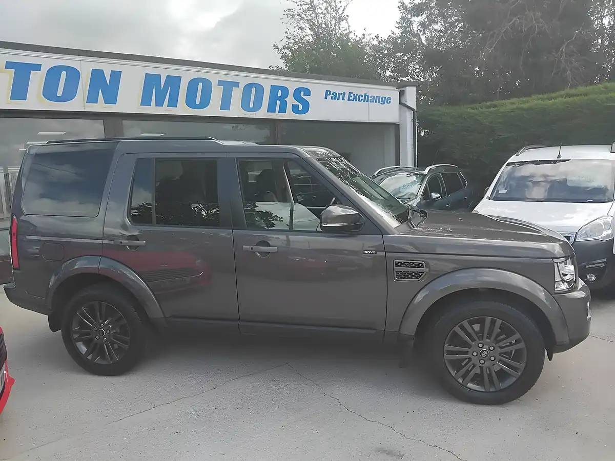 Used 2016 Land Rover Discovery Graphite Grey - Interior and Exterior details 8