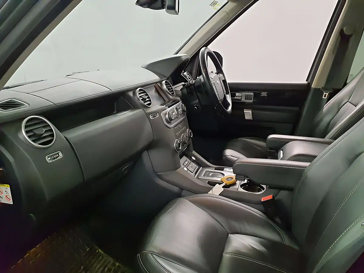 Used 2016 Land Rover Discovery Landmark Waitomo Grey - Interior and Exterior details 14