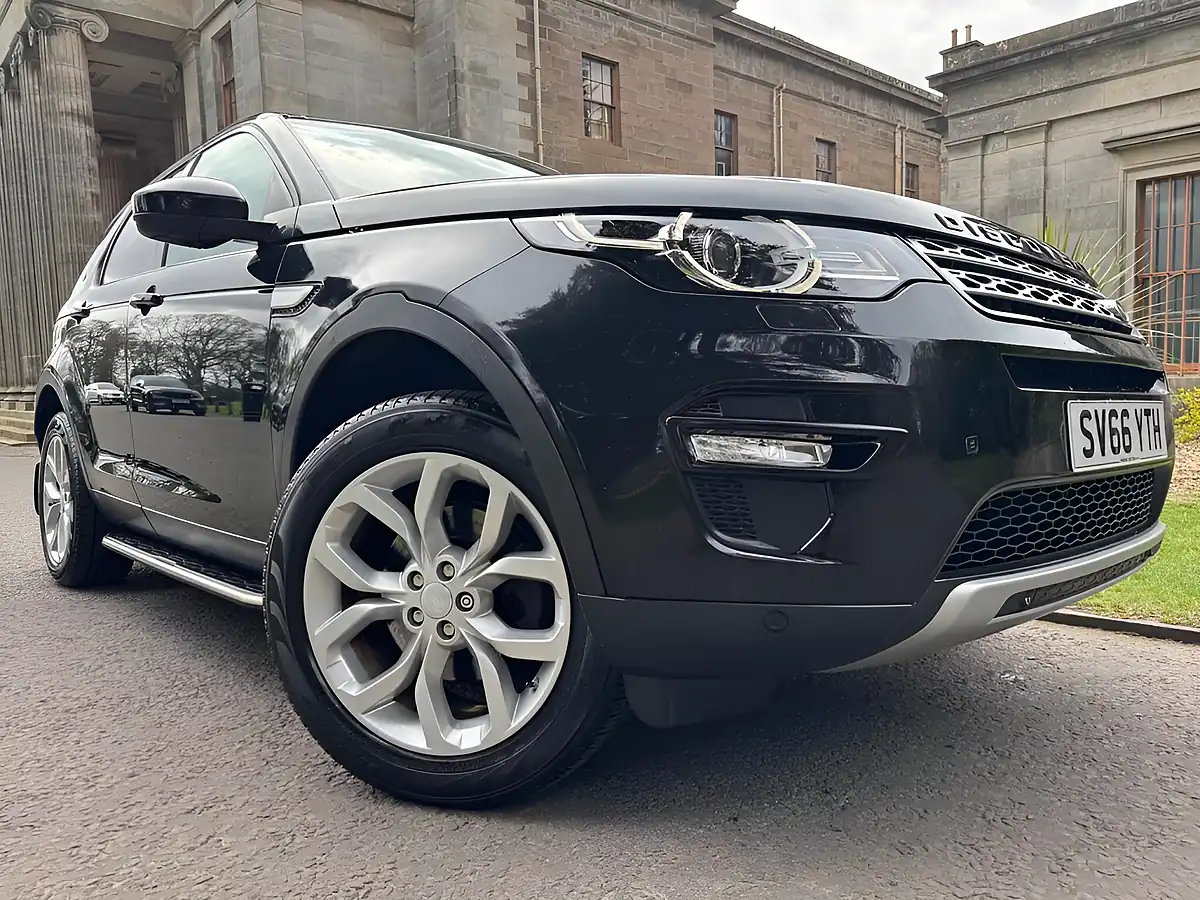 Used 2016 Land Rover Discovery Sport Hse Black - Front View