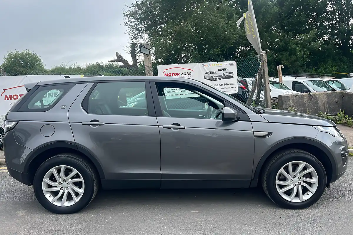 Used 2016 Land Rover Discovery Sport Se Silver - Interior and Exterior details 4