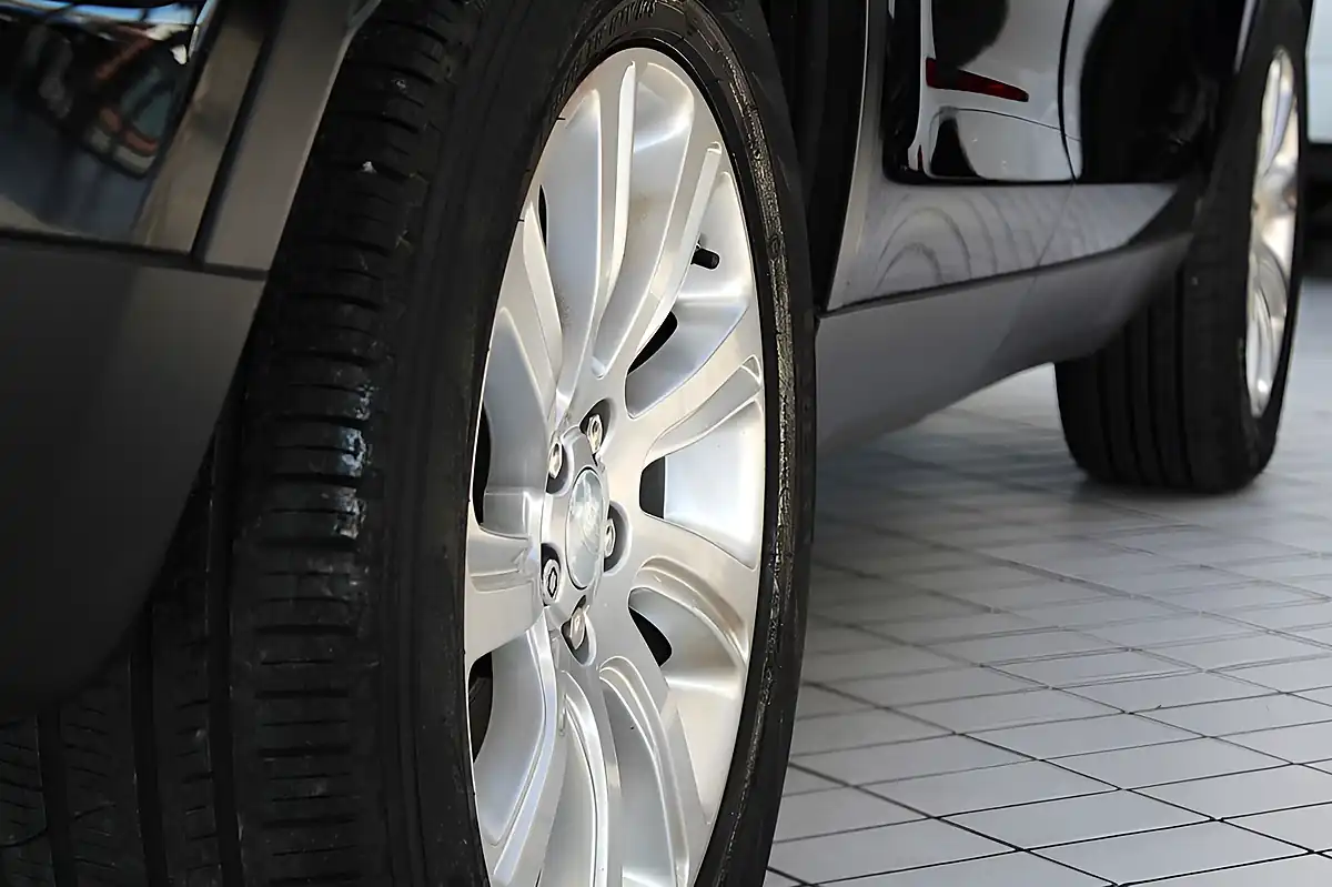 Used 2016 Land Rover Discovery Sport Se Tech Santorini Black - Interior and Exterior details 16