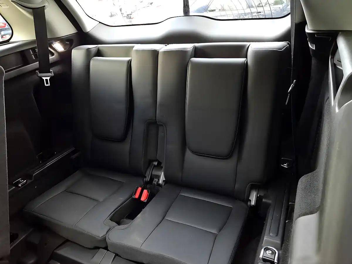 Used 2016 Land Rover Discovery Sport Se Tech Scotia Grey - Interior and Exterior details 11