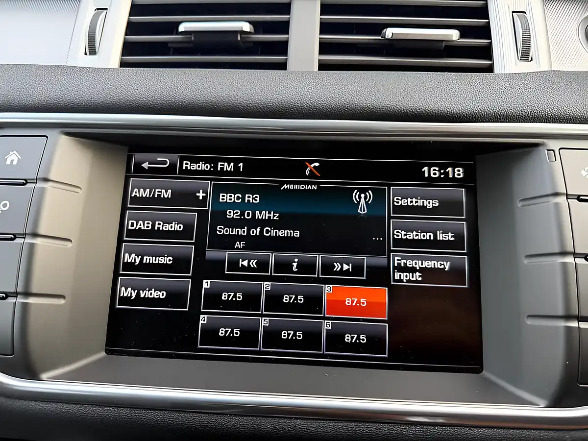 Used 2016 Land Rover Range Rover Evoque Hse Dynamic White - Interior and Exterior details 17