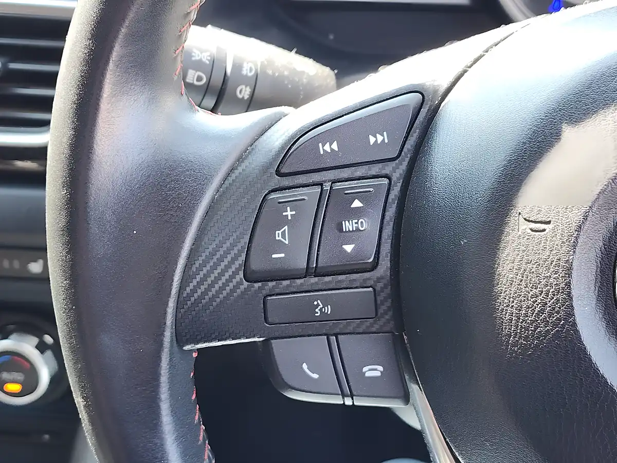 Used 2016 Mazda MAZDA3 Se-L Nav Red - Interior and Exterior details 15