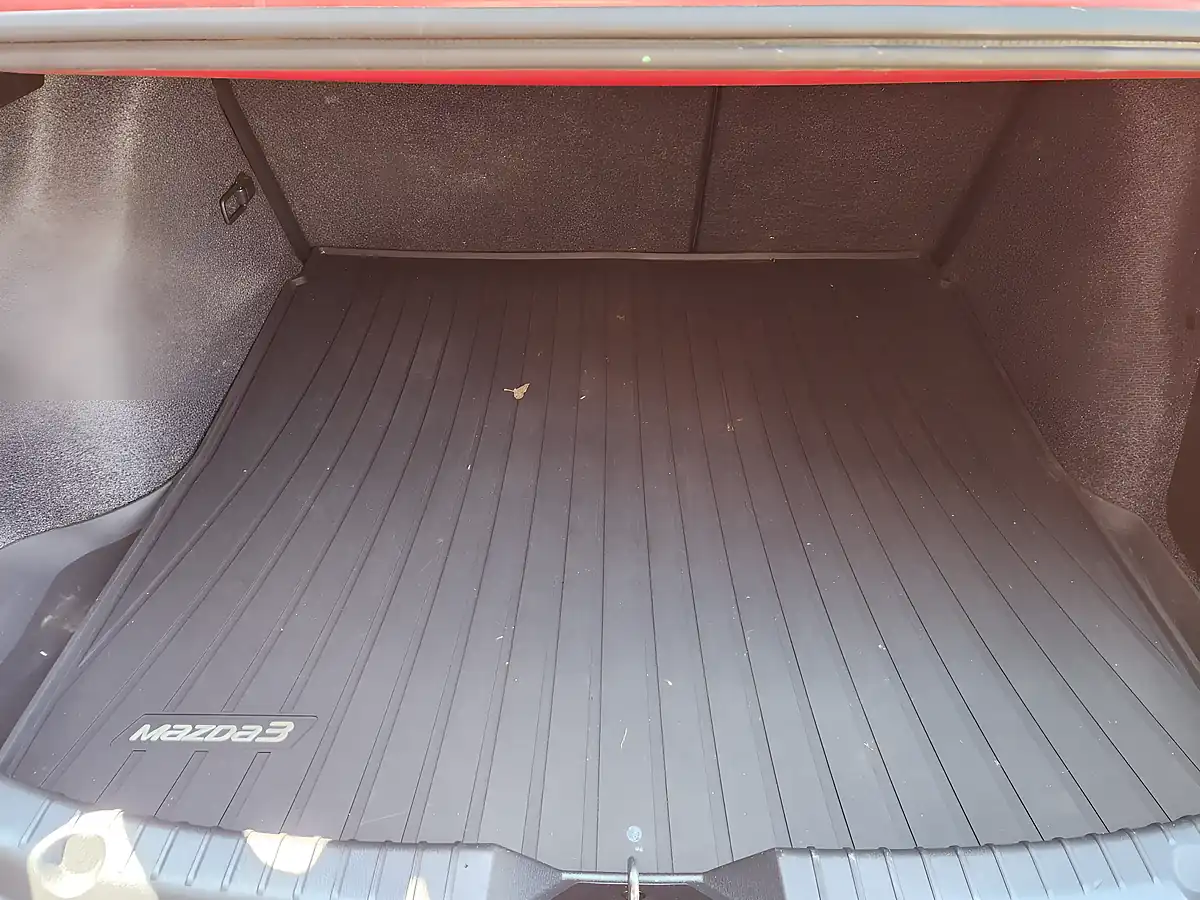 Used 2016 Mazda MAZDA3 Se-L Nav Red - Interior and Exterior details 19