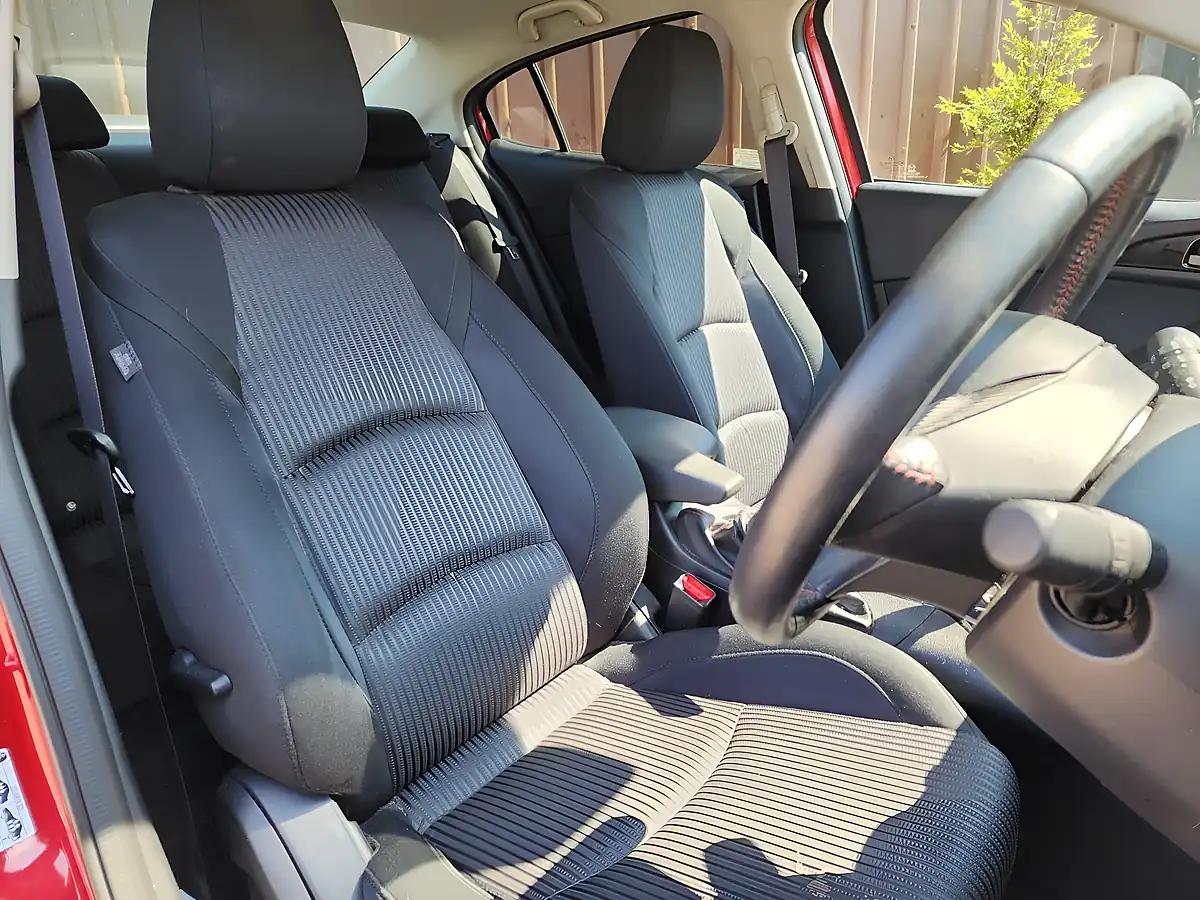Used 2016 Mazda MAZDA3 Se-L Nav Red - Interior and Exterior details 6