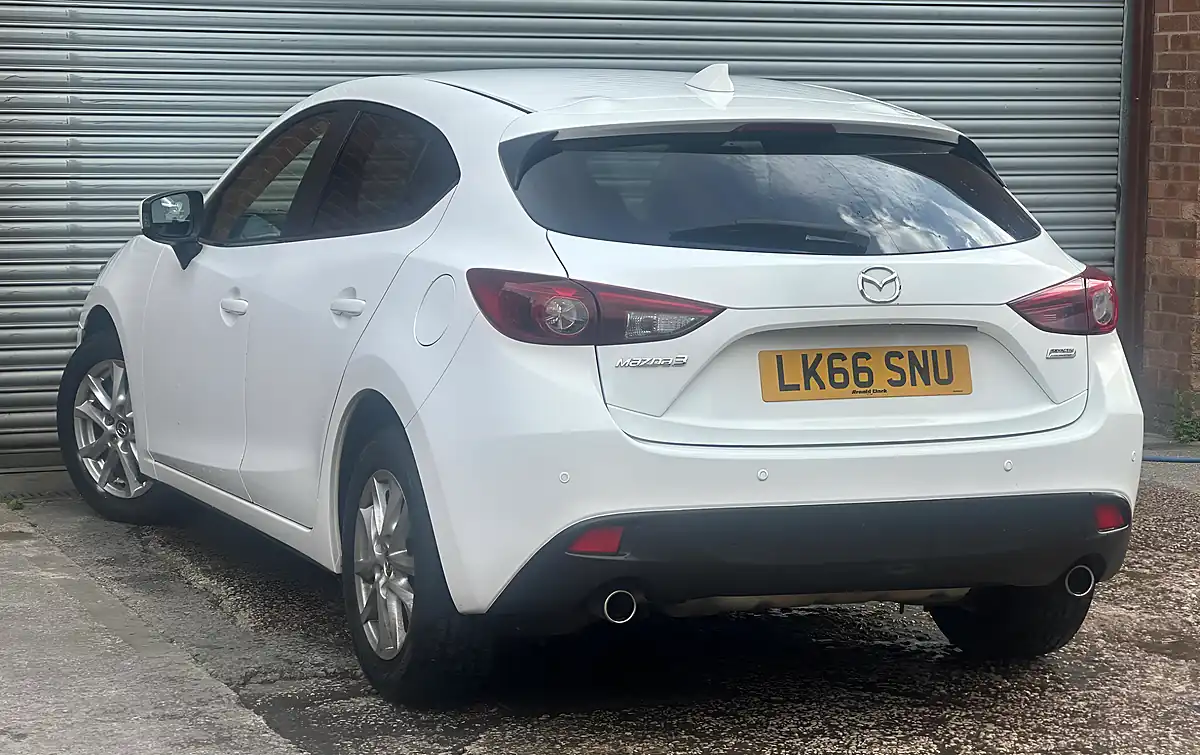 Used 2016 Mazda Mazda3 Se-L White - Interior and Exterior details 5