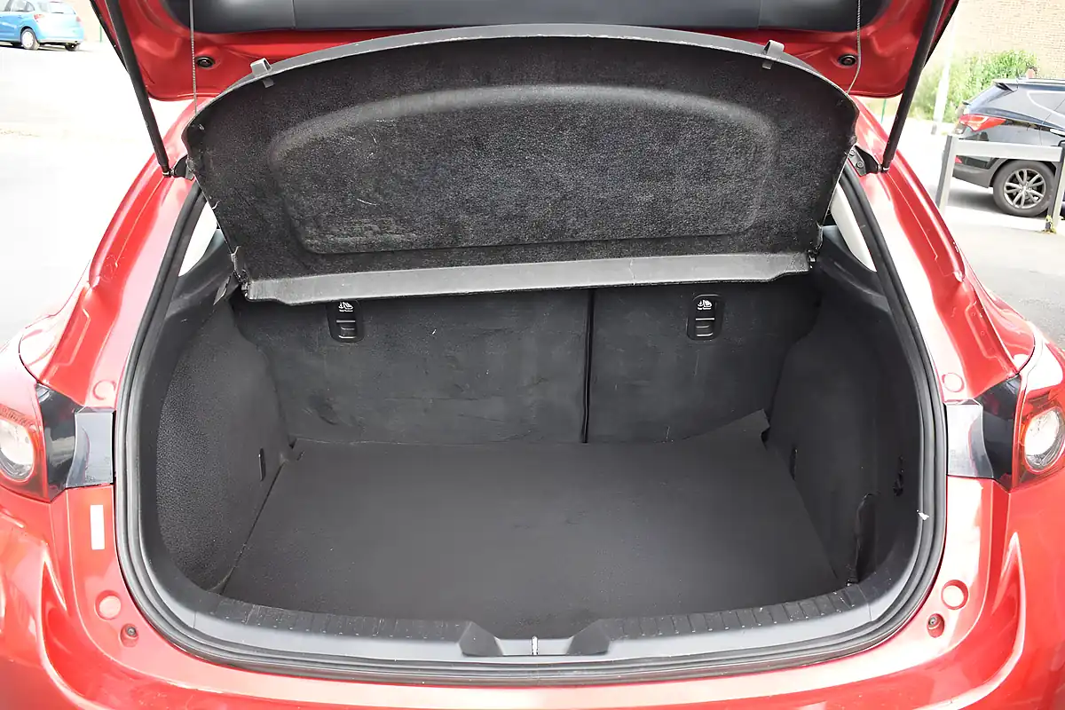 Used 2016 Mazda Mazda3 Se Nav Red - Interior and Exterior details 13