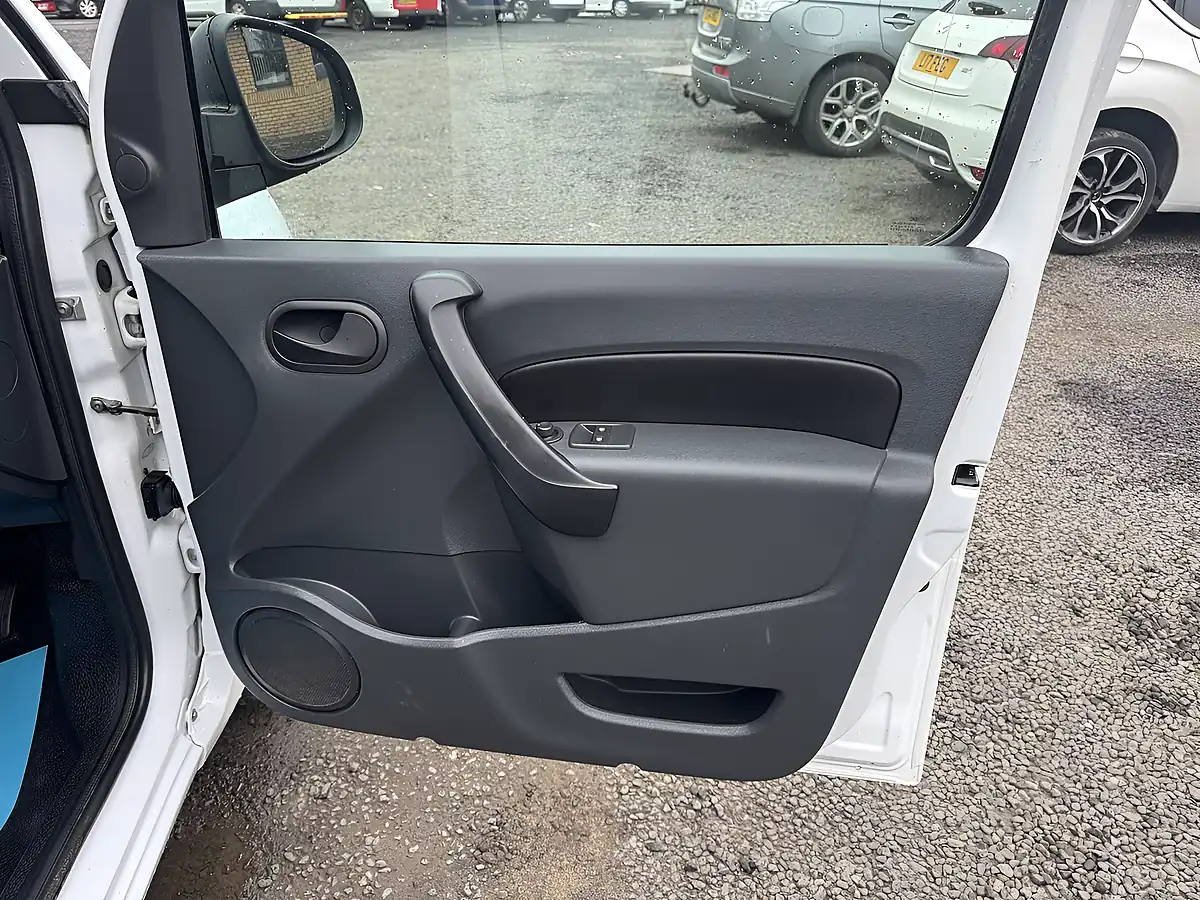 Used 2016 Mercedes-Benz Citan 109 White - Interior and Exterior details 16