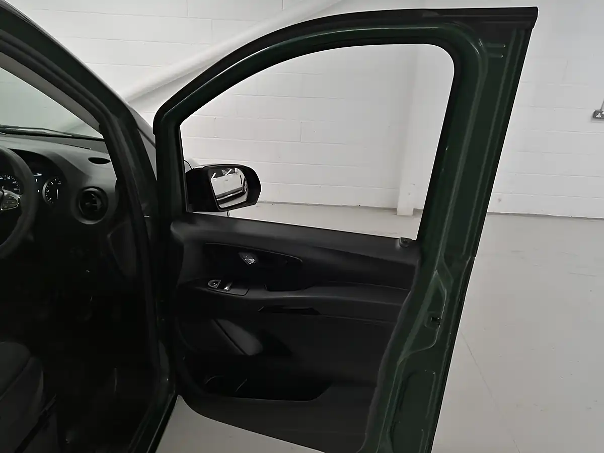 Used 2016 Mercedes-Benz Vito Pro Tourer Double Cab Black - Interior and Exterior details 17