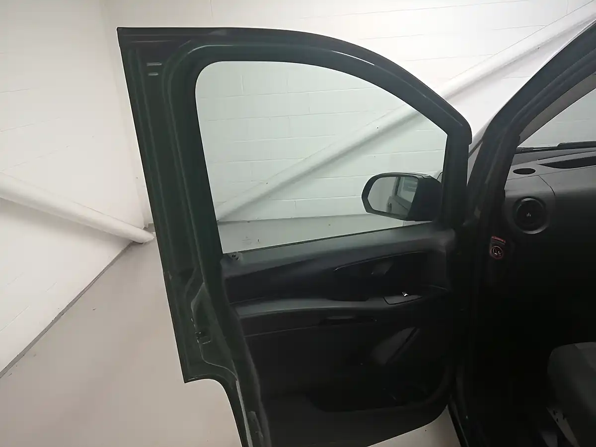 Used 2016 Mercedes-Benz Vito Pro Tourer Double Cab Black - Interior and Exterior details 18