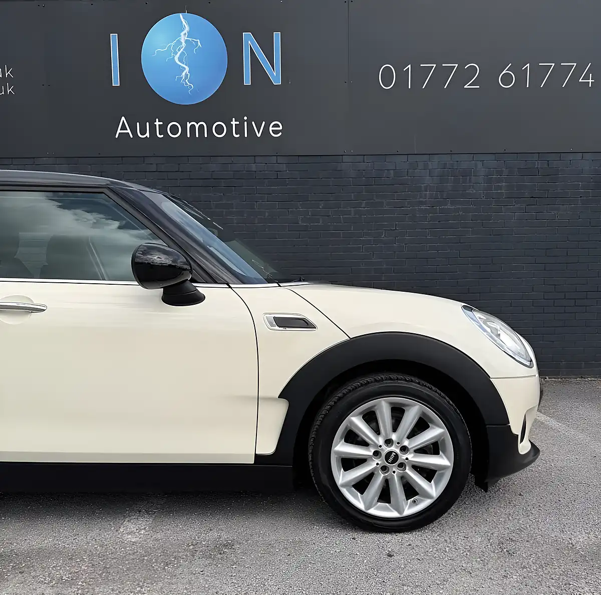 Used 2016 MINI Clubman Cooper Pepper White - Interior and Exterior details 10