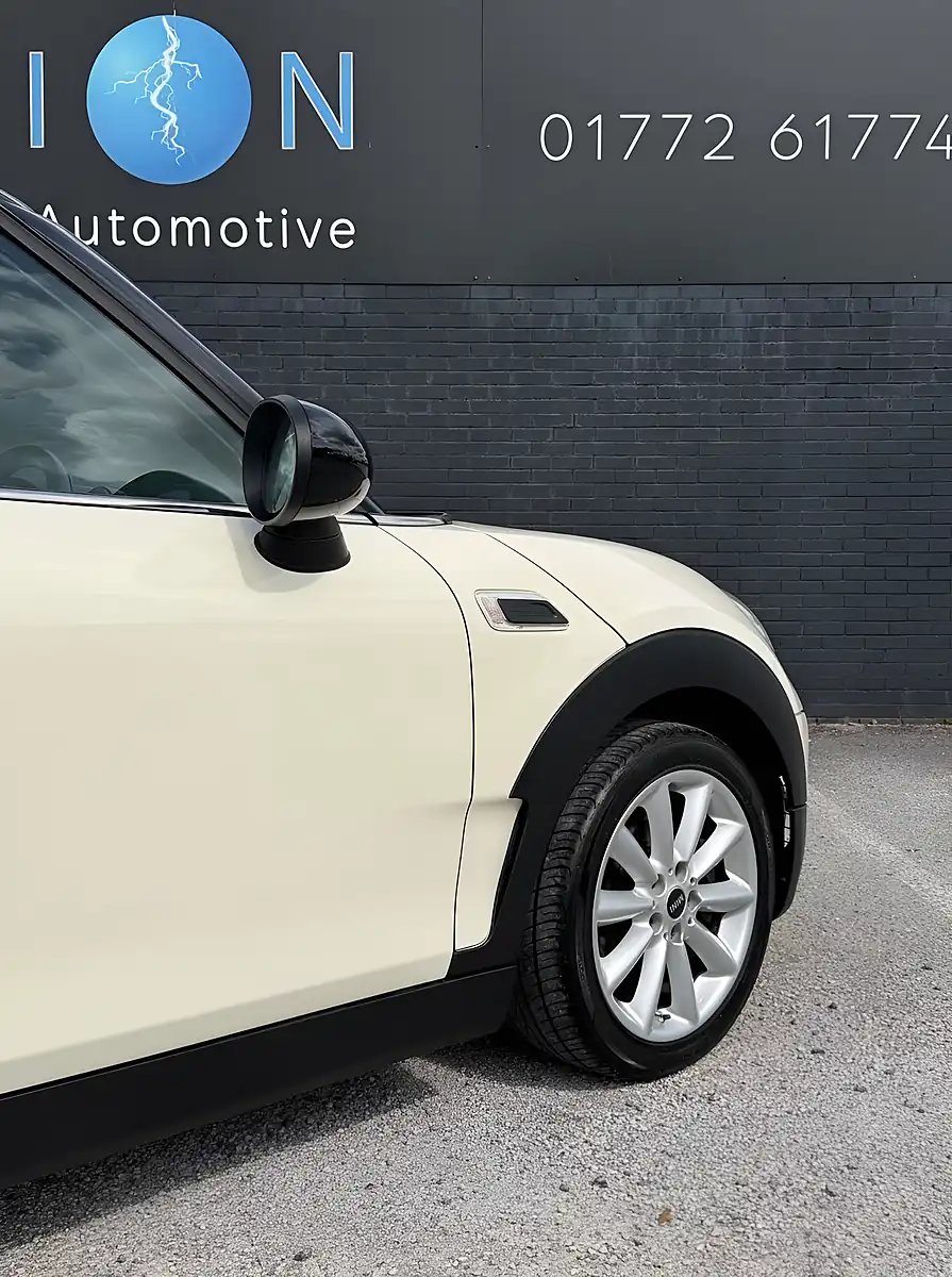 Used 2016 MINI Clubman Cooper Pepper White - Interior and Exterior details 8