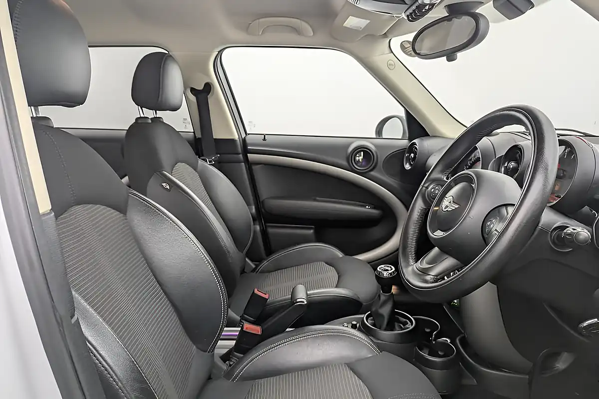 Used 2016 MINI Countryman Business Edition White - Interior and Exterior details 3