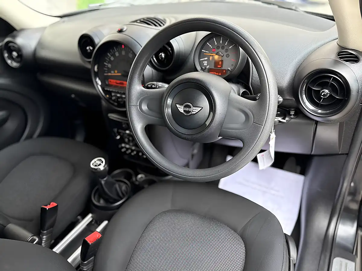 Used 2016 MINI Countryman Cooper Black - Interior and Exterior details 16
