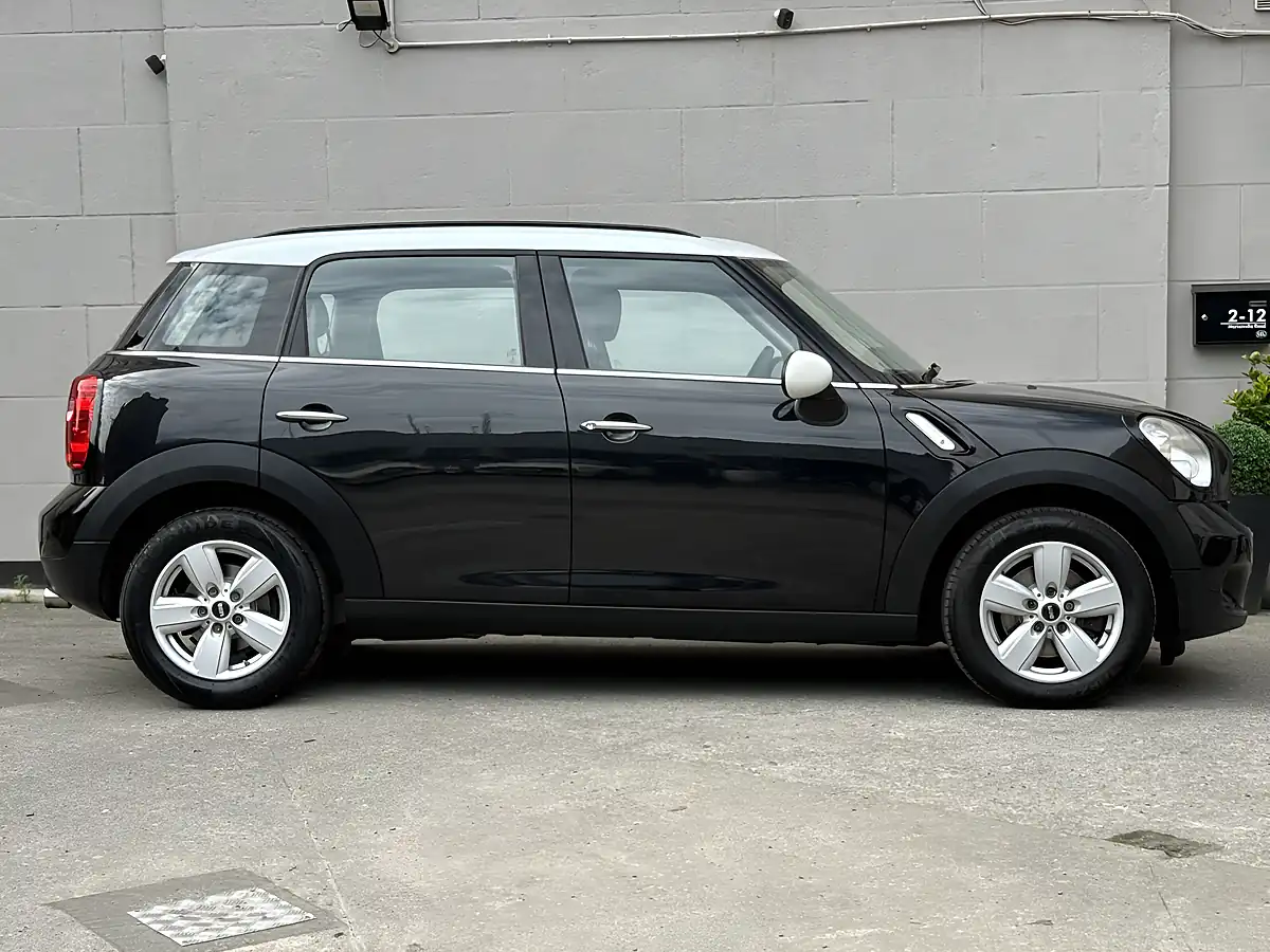Used 2016 MINI Countryman Cooper Black - Interior and Exterior details 5