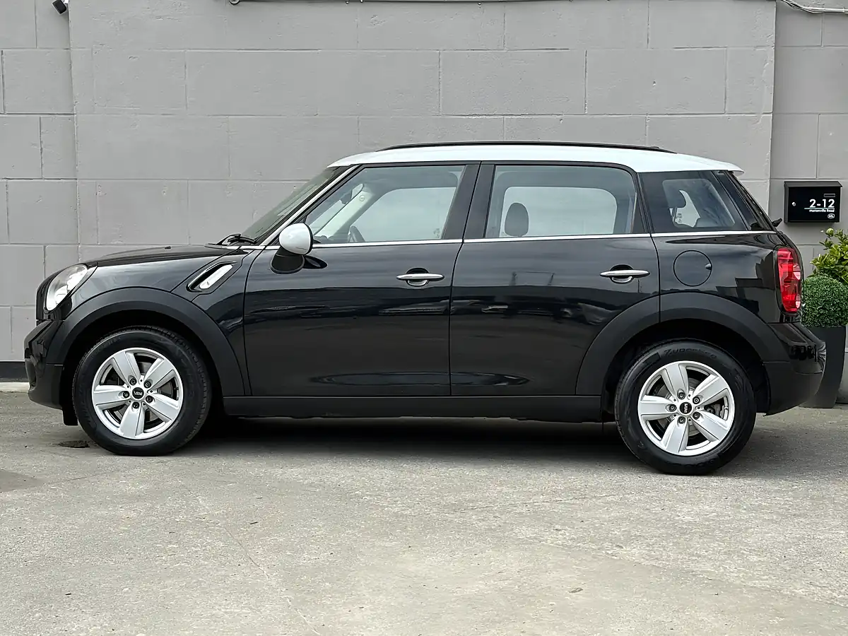 Used 2016 MINI Countryman Cooper Black - Interior and Exterior details 6