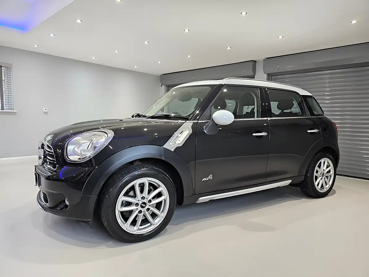 Used 2016 MINI Countryman Cooper Black - Interior and Exterior details 7