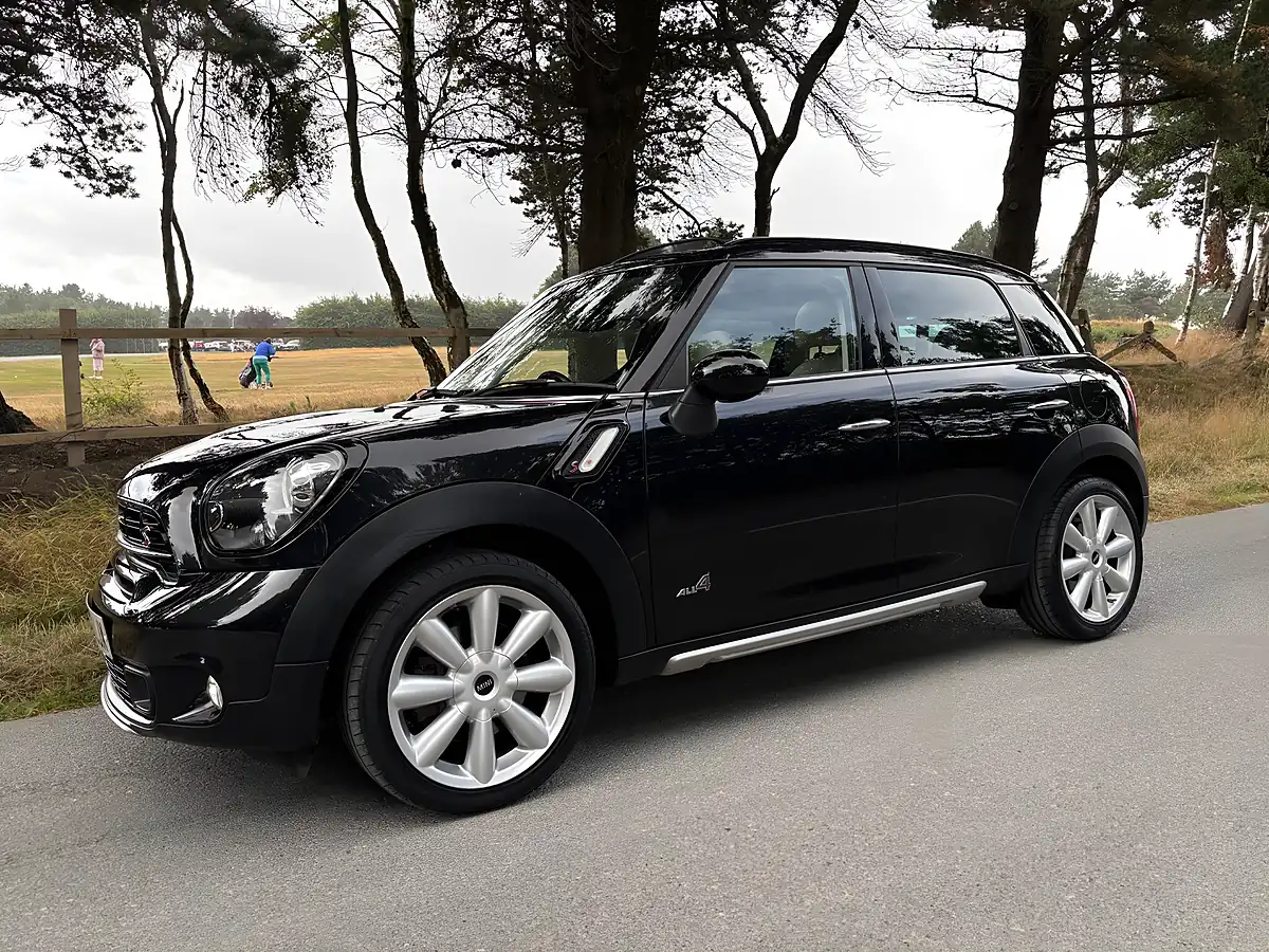 Used 2016 MINI Countryman Cooper S Black - Interior and Exterior details 10