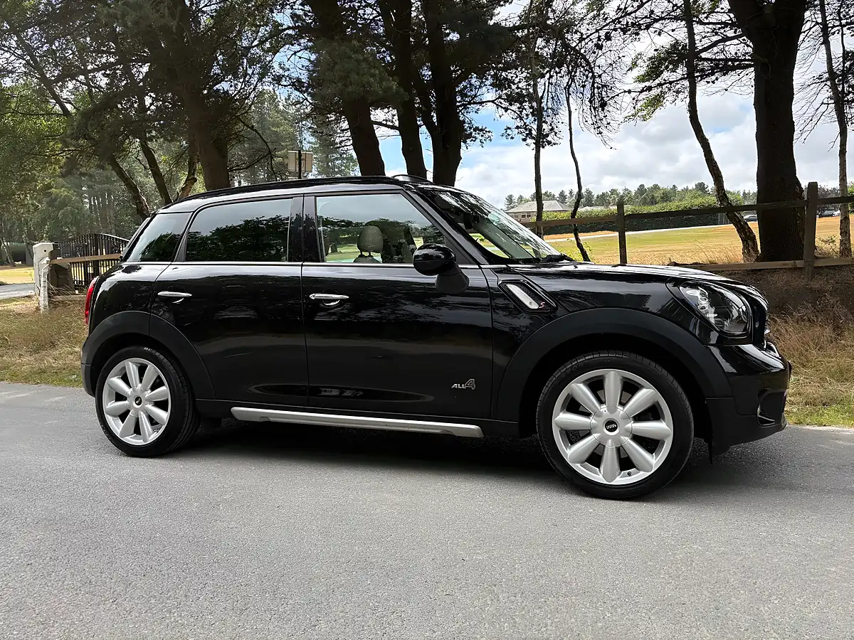 Used 2016 MINI Countryman Cooper S Black - Interior and Exterior details 3