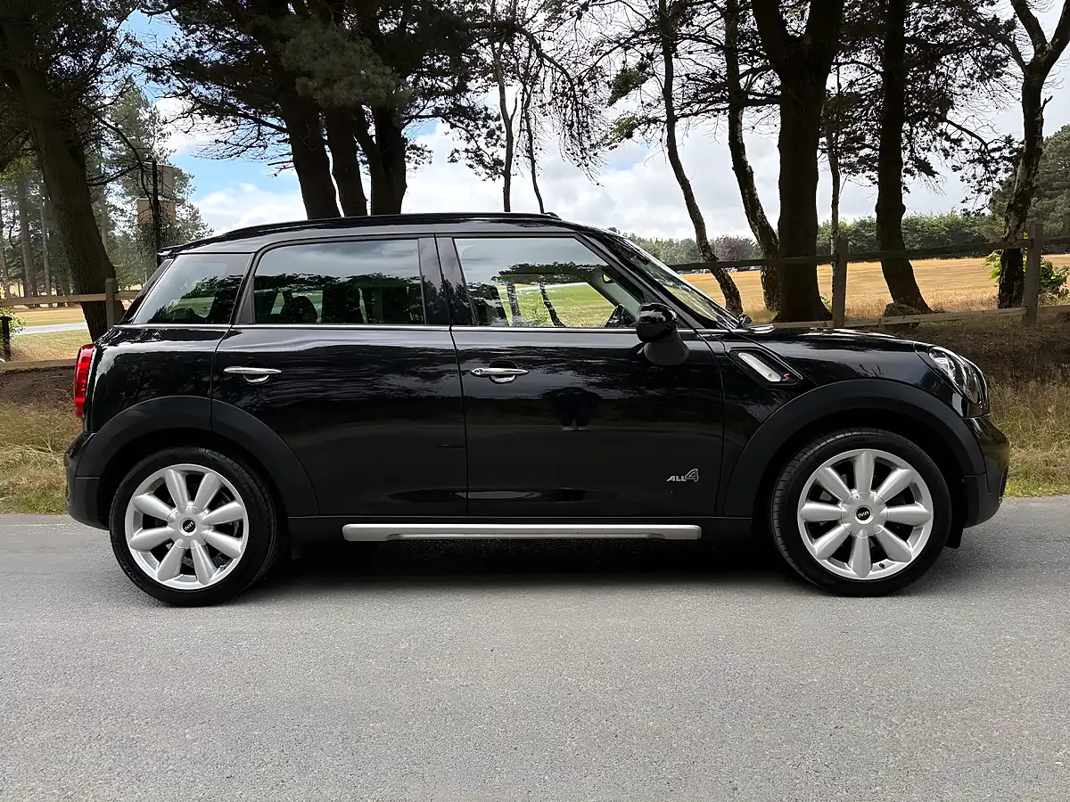 Used 2016 MINI Countryman Cooper S Black - Interior and Exterior details 4