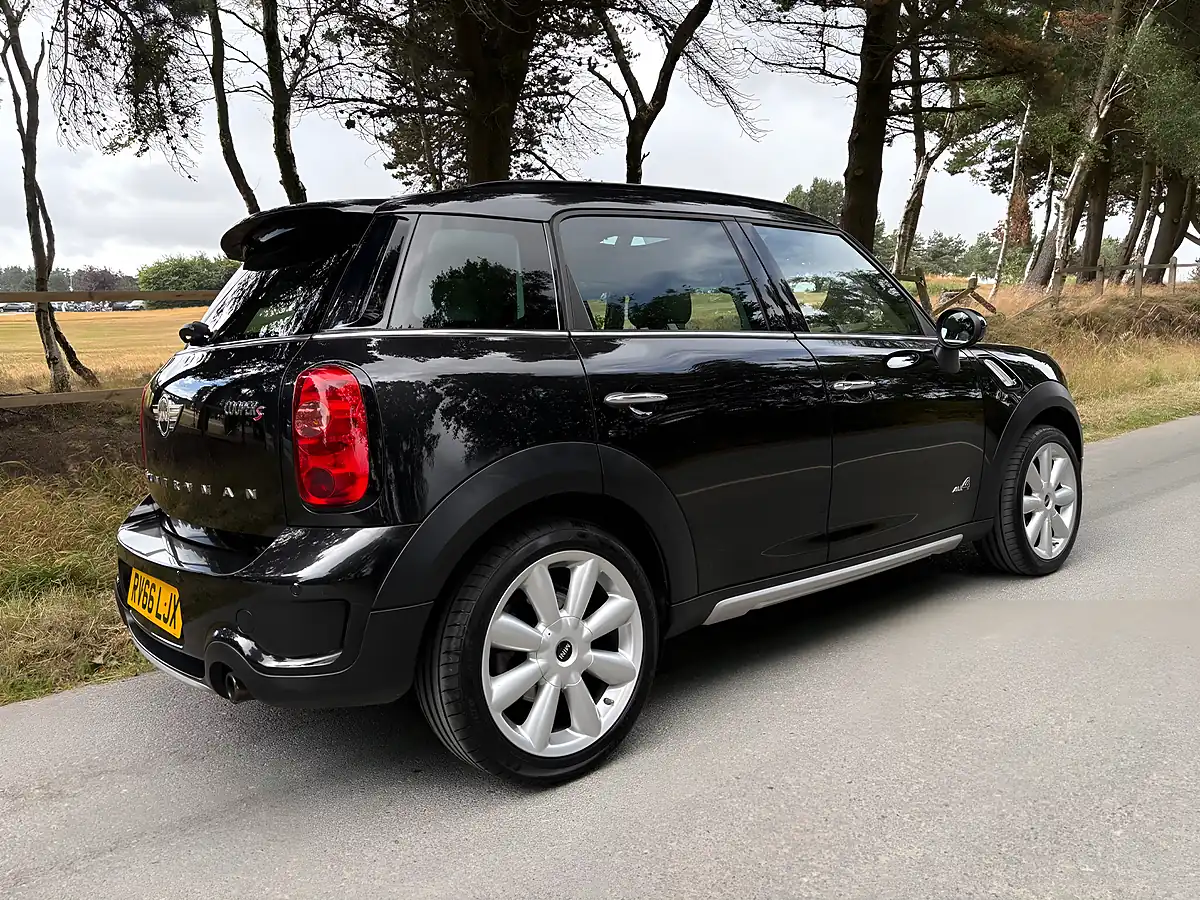 Used 2016 MINI Countryman Cooper S Black - Interior and Exterior details 6