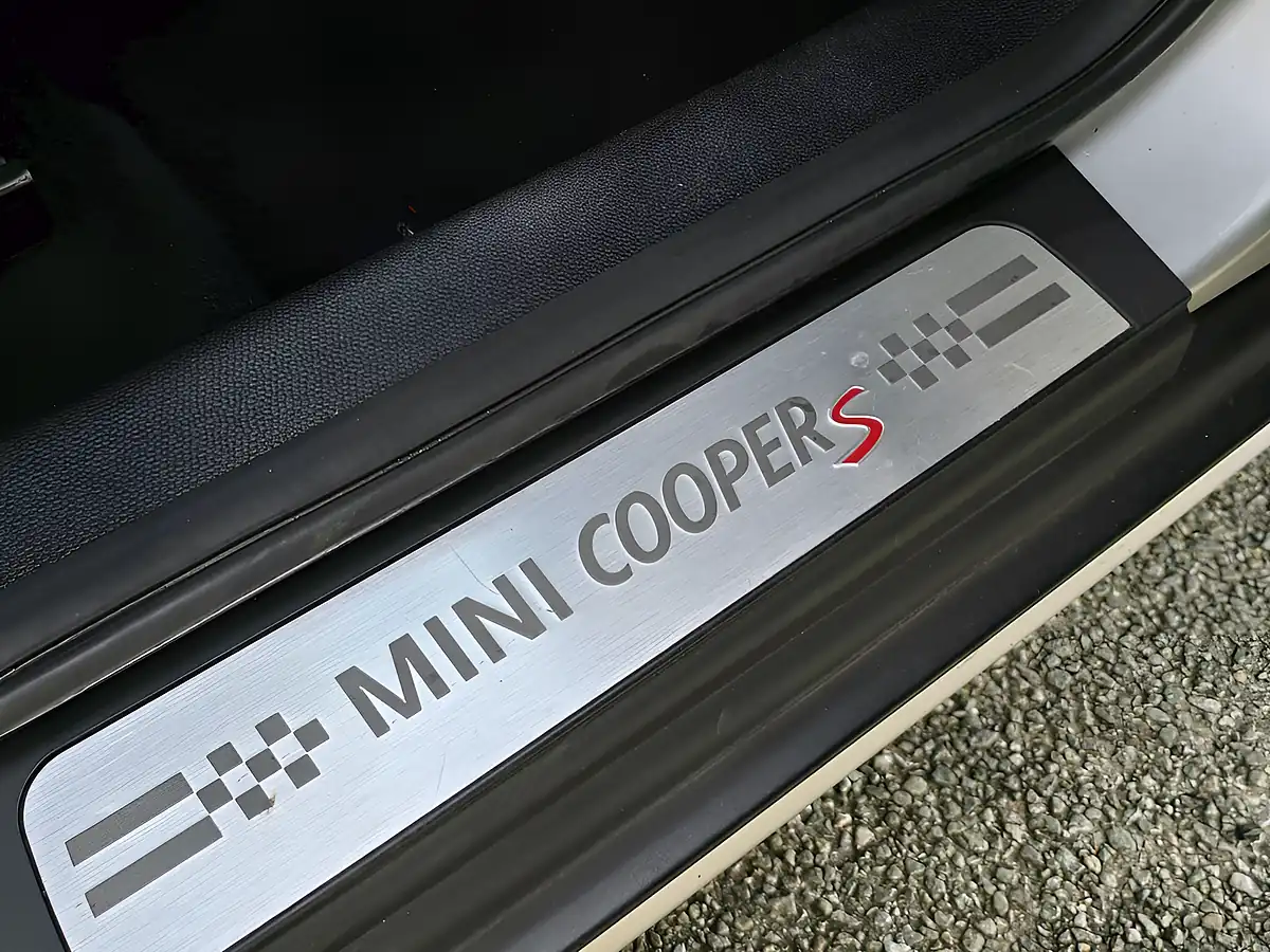 Used 2016 MINI Countryman Cooper S Crystal Silver Metallic - Interior and Exterior details 13