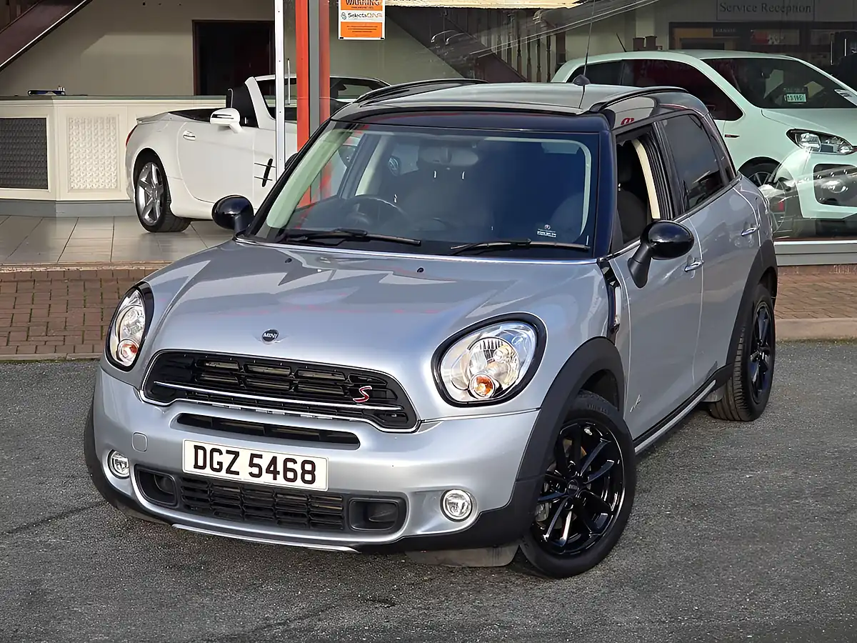 Used 2016 MINI Countryman Cooper S Crystal Silver Metallic - Interior and Exterior details 3