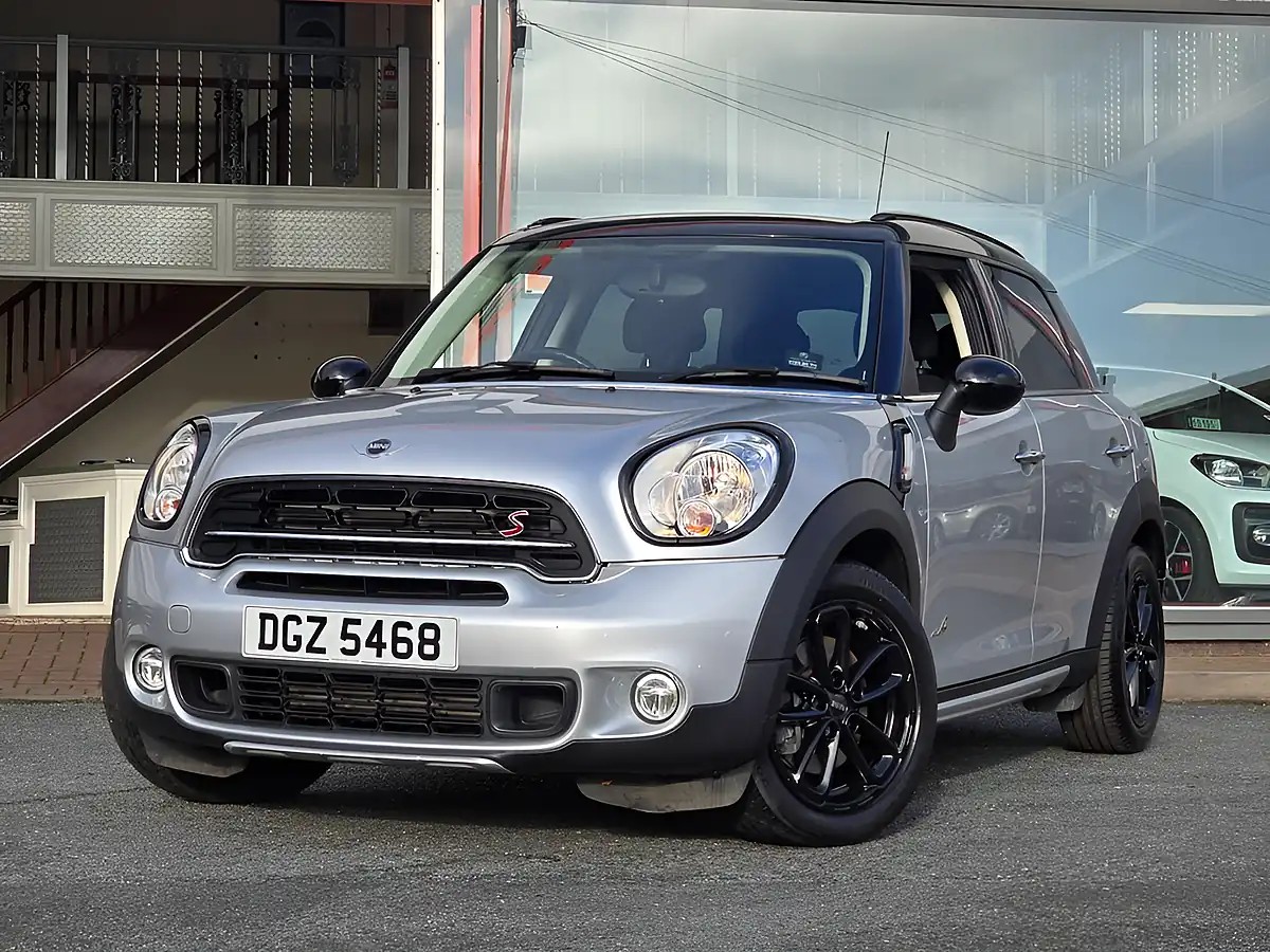 Used 2016 MINI Countryman Cooper S Crystal Silver Metallic - Interior and Exterior details 5