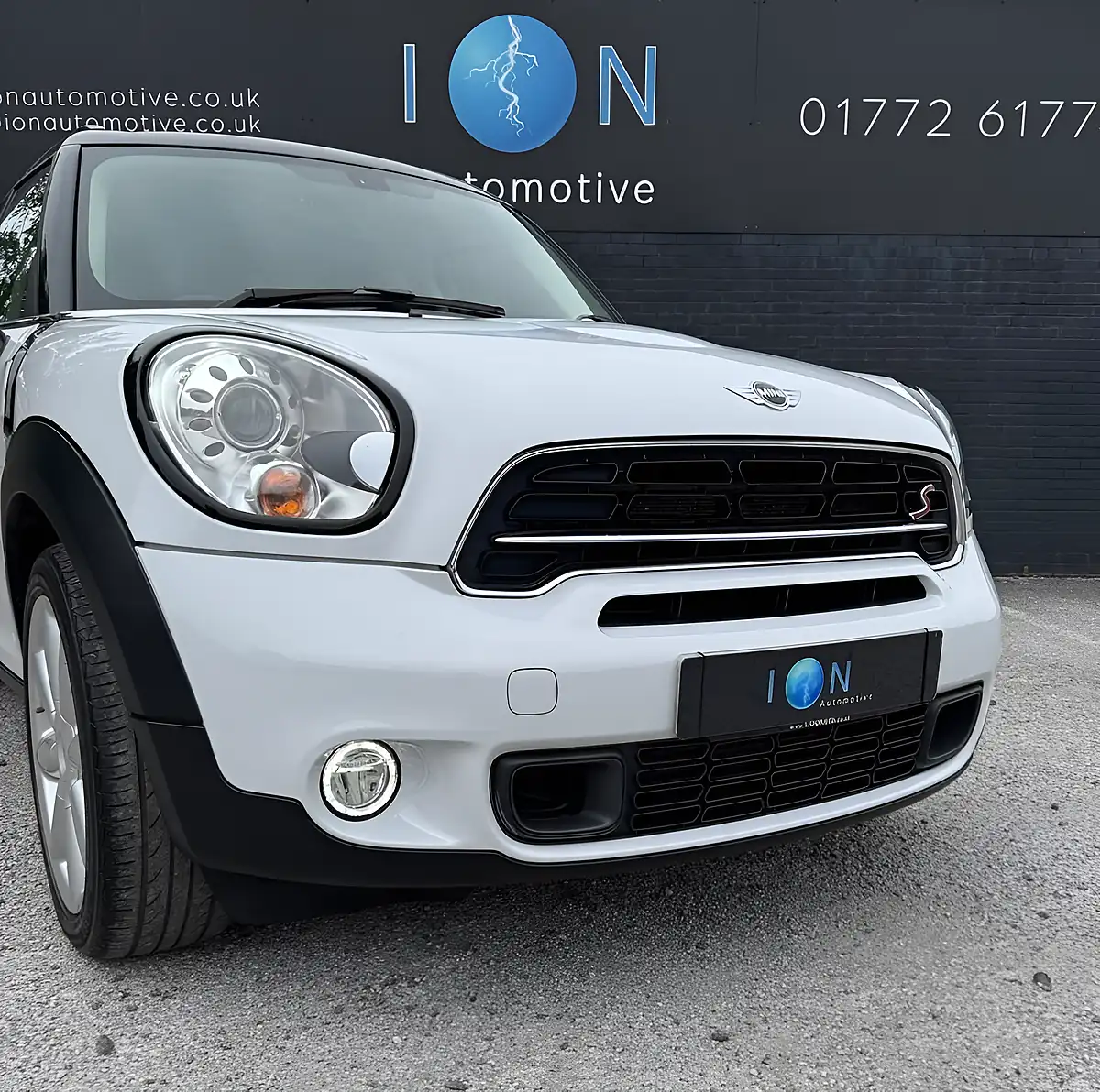 Used 2016 MINI Countryman Cooper White - Interior and Exterior details 10