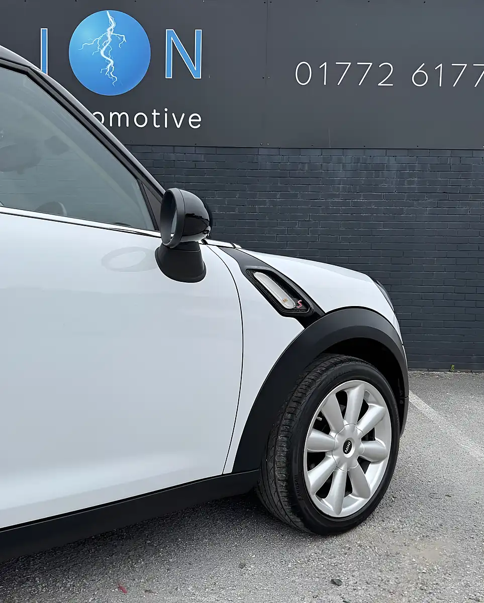 Used 2016 MINI Countryman Cooper White - Interior and Exterior details 9