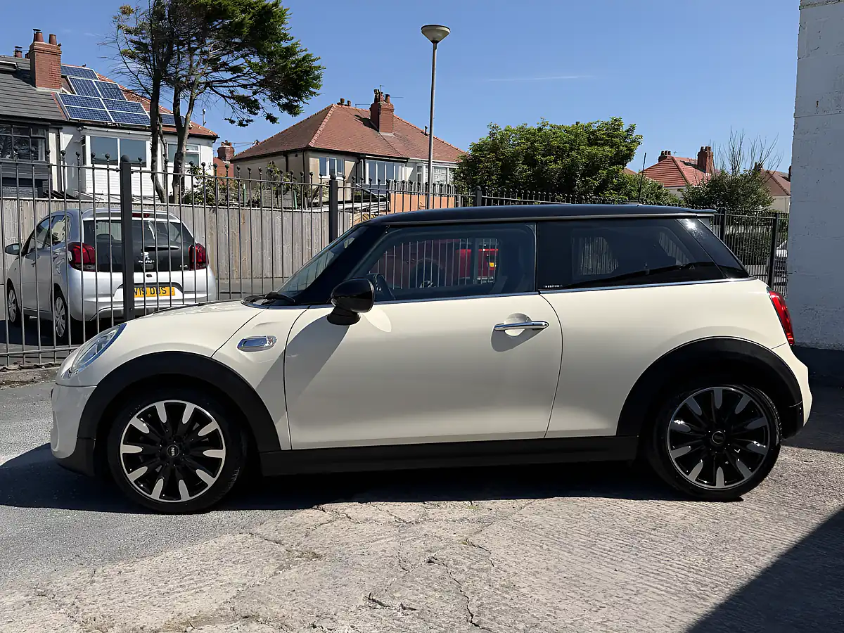Used 2016 MINI Hatch Chili Ii Pack Pepper White - Interior and Exterior details 4