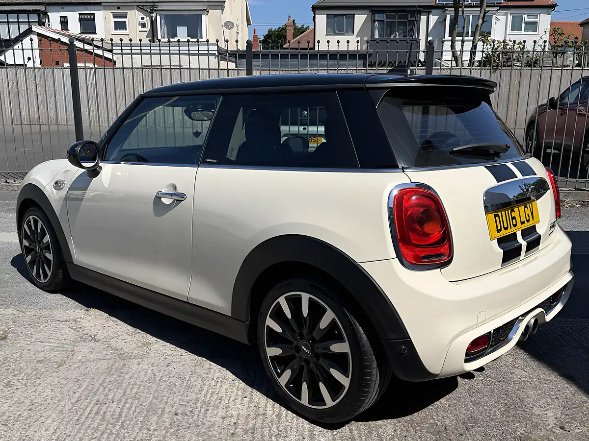 Used 2016 MINI Hatch Chili Ii Pack Pepper White - Interior and Exterior details 7