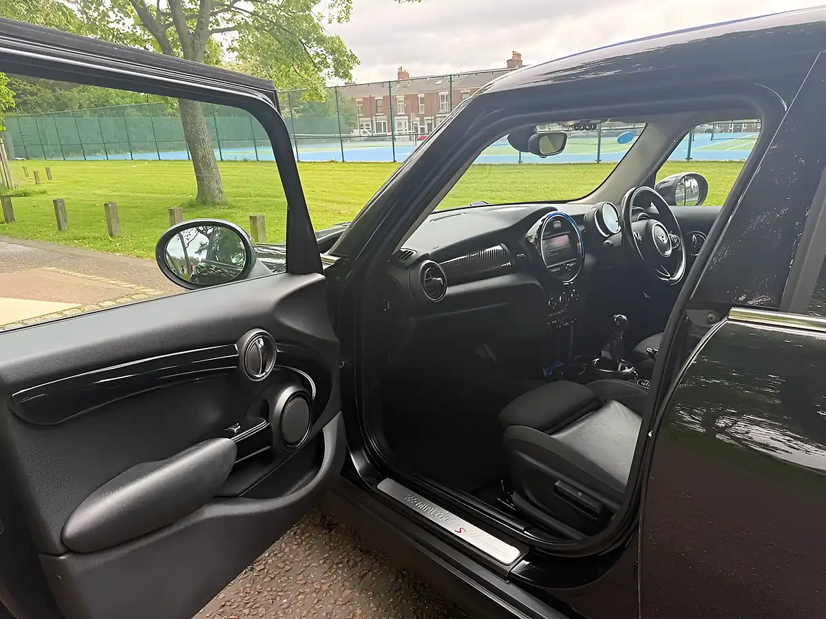 Used 2016 MINI Hatch Cooper Black - Interior and Exterior details 17
