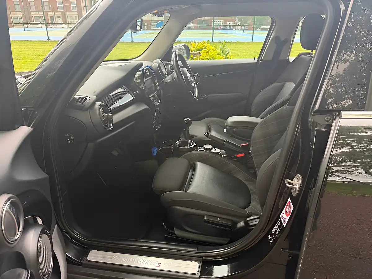 Used 2016 MINI Hatch Cooper Black - Interior and Exterior details 18